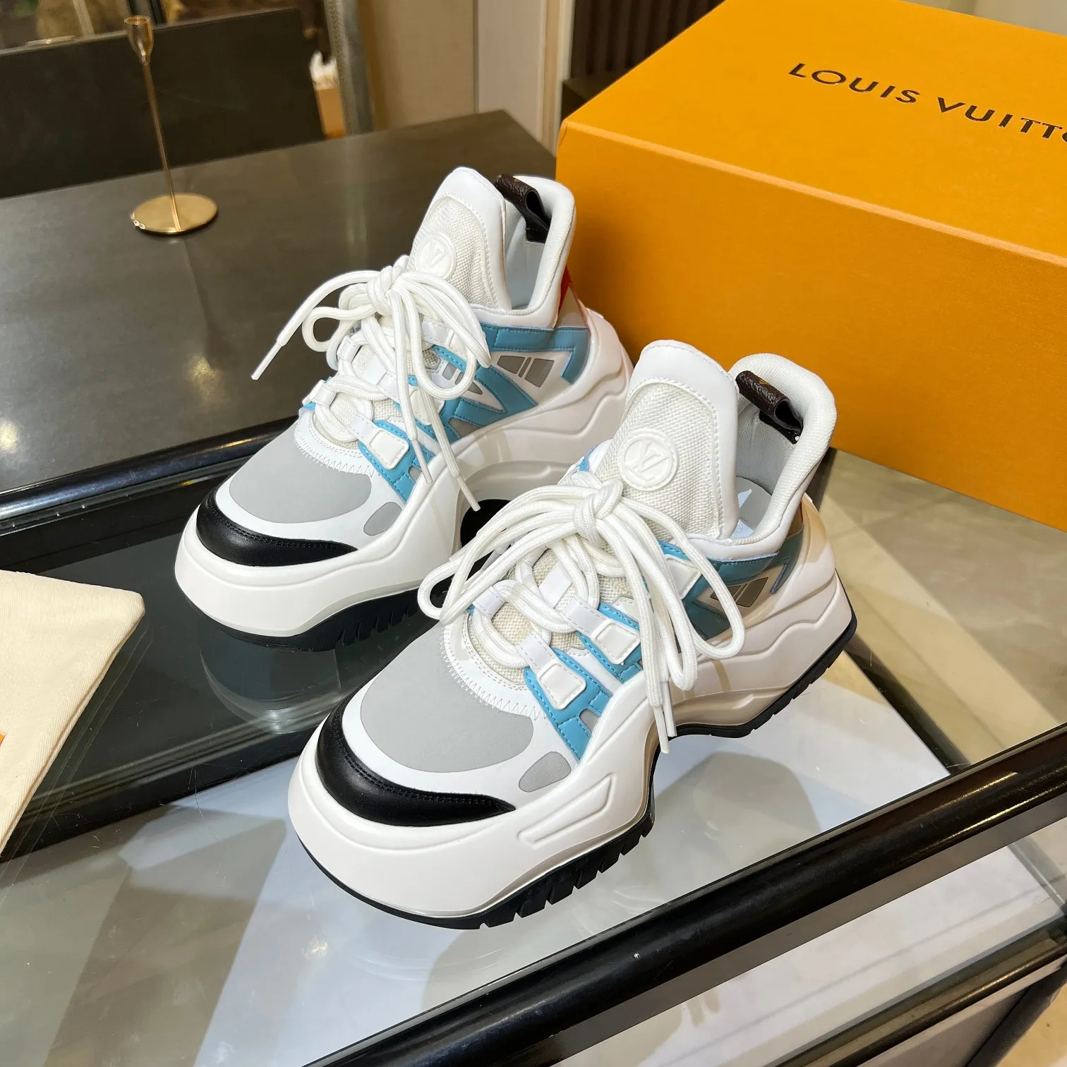 👟👟Ex-factory price 760👟👟 Nicolas Ghesquieye once again refined the design essence of LVArchlight sneakers to create LVArchlight2.0 platfrm sneakers. The combination of multiple technical materials, the wide outsole and the exaggerated tongue highlight the series' recognition, and the latter is marked with the LVCirCle logo 35-41